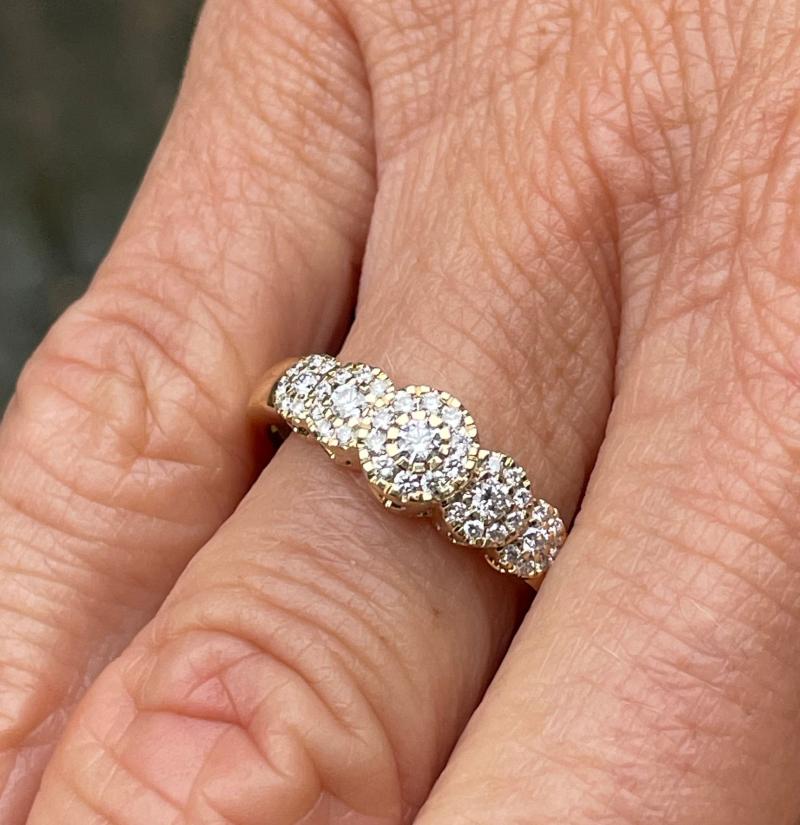 Glamourøs 14kt Ring med Diamanter i Blomsterdesign