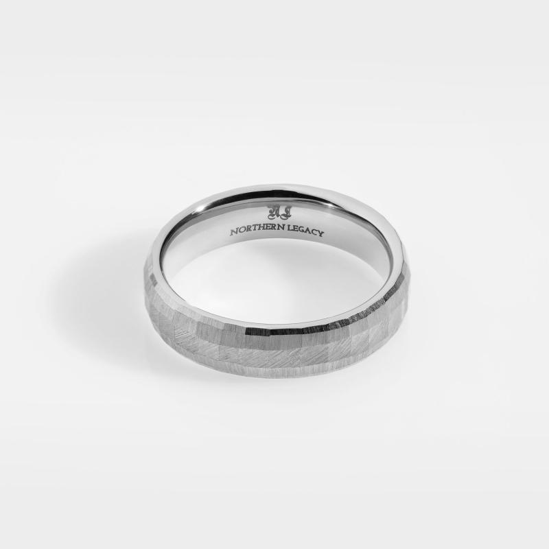 Eksklusiv sølvtonet ring til mænd – Siempre Cushion Band