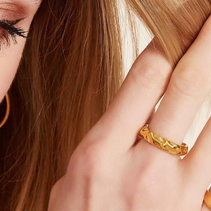 Bølget Guld Ring i Ædelstål – Justerbar Fingerring