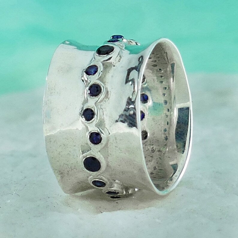 Bred Ring Med Række Blå Safir Sten - Niibuhr Jewelry Fingerringe