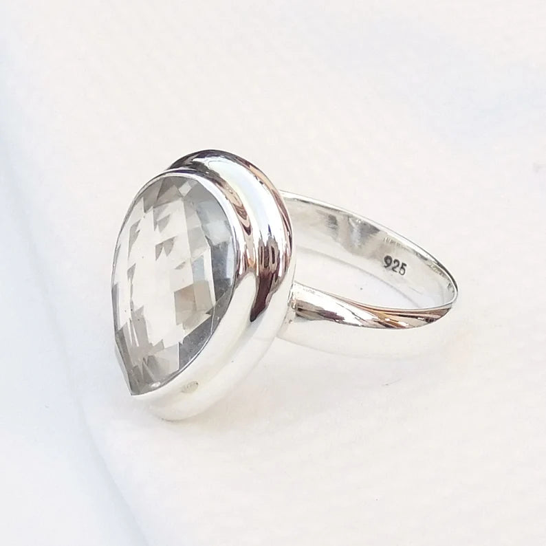 Dråbeformet Sølv Ring Med Facetslebet Klar Kvarts Sten - Niibuhr Jewelry Fingerringe