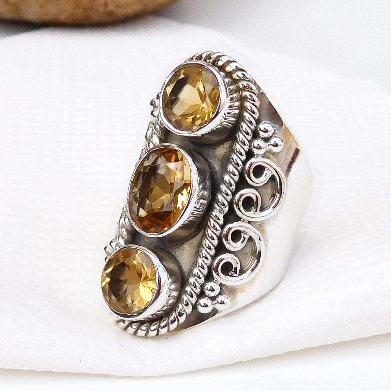 Etnisk Ring Sterlingsølv Med Tre Gule Citrin Sten - Niibuhr Jewelry Fingerringe