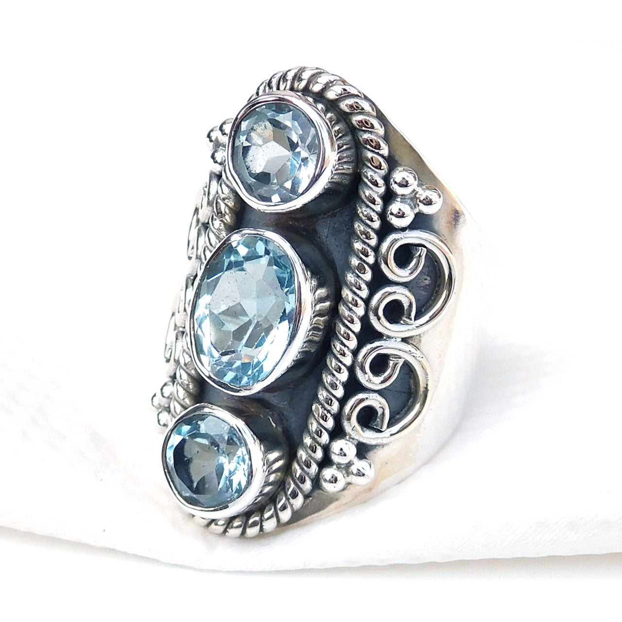Etnisk Ring Sterlingsølv Med Tre Blå Topaz Sten - Niibuhr Jewelry Fingerringe