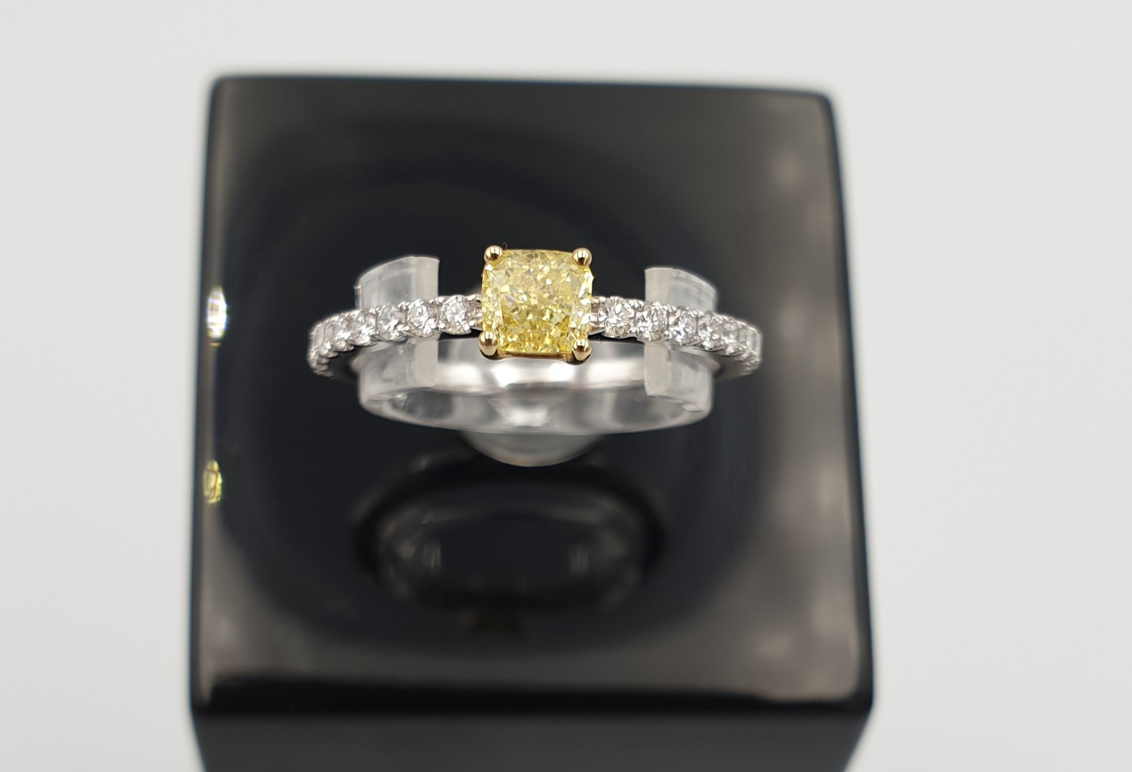 Hvid Eksklusiv Solitaire Pav Ring Guld Eller Guld Med Fancy Yellow Diamant - Byfrisenholm Fingerringe