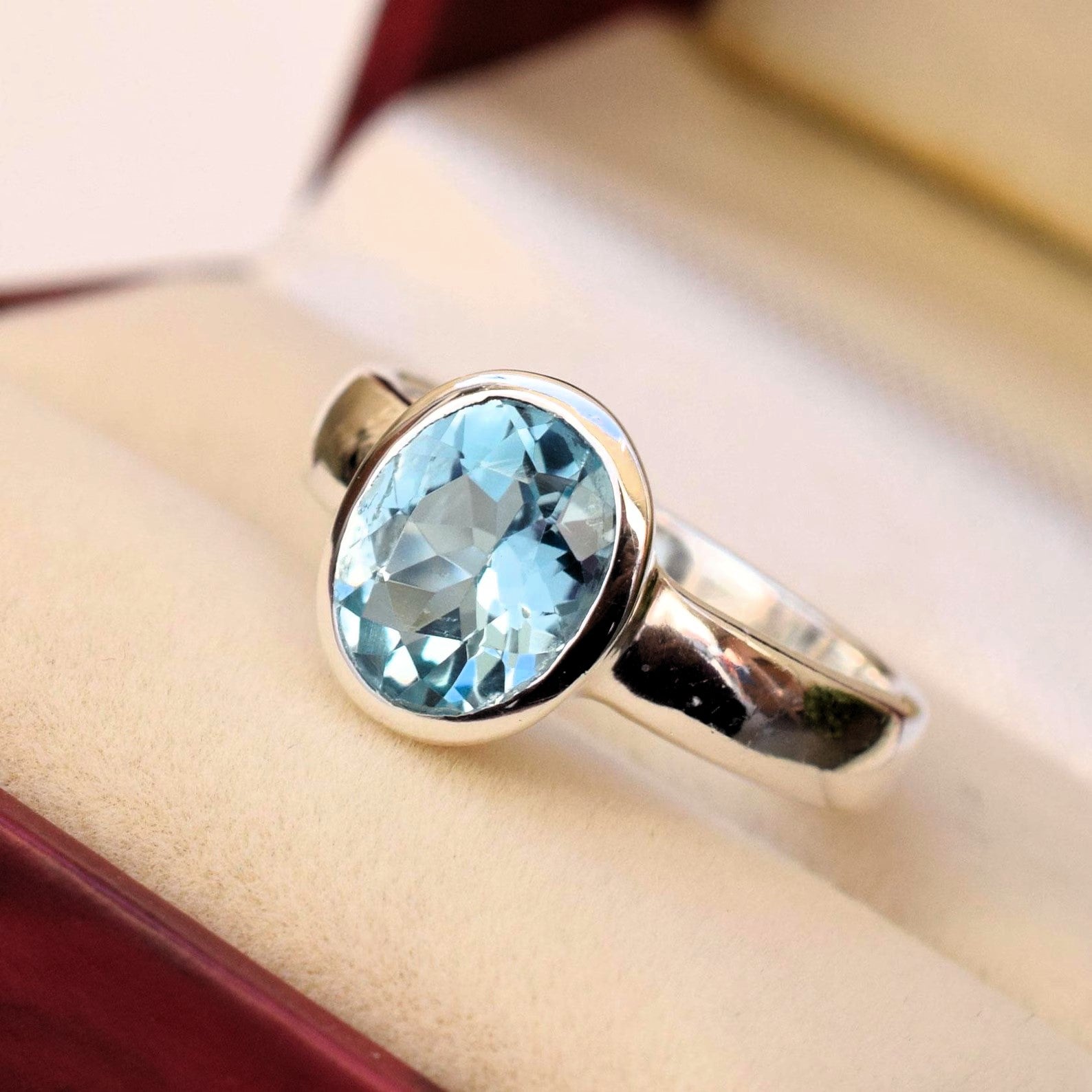 Oval Sølv Ring Med Facetslebet Blå Topaz Sten - Niibuhr Jewelry Fingerringe